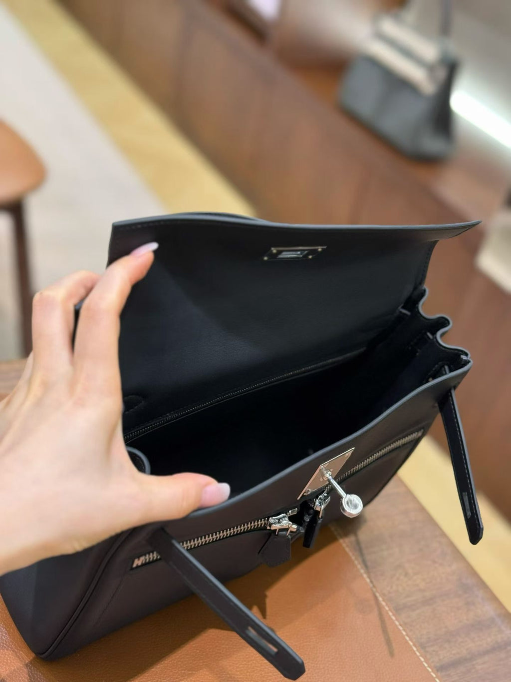 Black Leather Utility Cargo Top-Handle Handbag – Dual Front Zipper Pocket Crossbody Bag (28 cm )