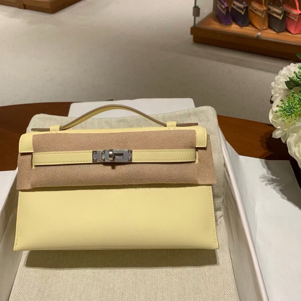 Pastel Yellow Leather Pochette Clutch – Hand-Stitched Top-Handle Wristlet Bag