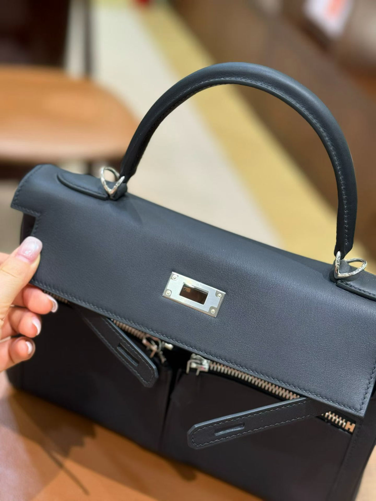 Black Leather Utility Cargo Top-Handle Handbag – Dual Front Zipper Pocket Crossbody Bag (28 cm )
